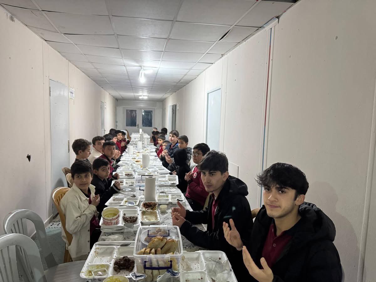 suatkah's tweet photo. @Yilmaz_Ozdill Muradiye Kur’an Kursu’nda öğrencilerimiz ile birlikte düzenlenen iftar programına; Kaymakamımız Sayın Halil Yazıcı, İlçe Jandarma Komutanımız Ramazan Kör, İlçe Müftümüz Mehmet Şafi Yıldız, AK Parti İlçe Başkanımız Cemil Ceylan. 
Mehmet Yalçın
Yayladağı Belediye B https://t.co/zTedlIxdAU