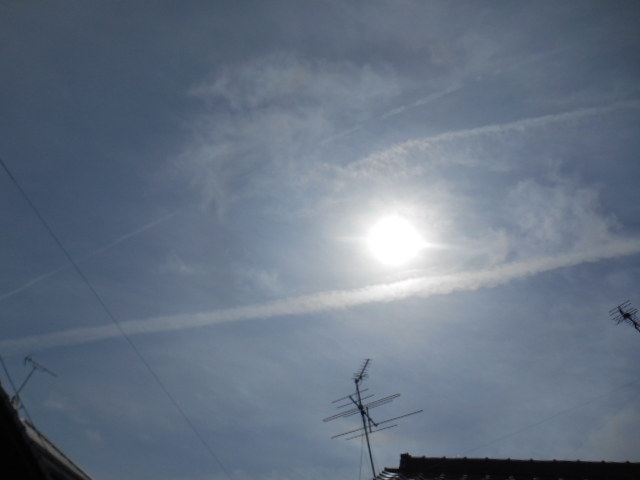 hiiro33's tweet photo. #福岡市 より南東方向(熊本方面〜)の空 2026年3月17日10時41分
#OpChemtrails #ケムトレイル
1枚目と3枚目の写真には2~3基で同時に飛行しているのと時間差で散布したと思われる航跡が、太陽を覆い隠そうとしています。 2019年から始まった #KillGates の #太陽ブロック計画 #BlackTheSun #気象庁 https://t.co/6inpINSlWk