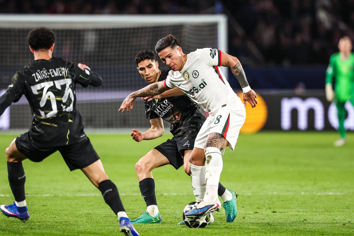 ActuFoot_'s tweet photo. 🚨 Achraf Hakimi 🇲🇦 au marquage individuel sur Enzo Fernandez 🇦🇷 au match aller… 𝗖’𝗘́𝗧𝗔𝗜𝗧 𝗨𝗡 𝗖𝗛𝗢𝗜𝗫 𝗧𝗔𝗖𝗧𝗜𝗤𝗨𝗘 𝗗𝗘 𝗟𝗨𝗜𝗦 𝗘𝗡𝗥𝗜𝗤𝗨𝗘. 🧠❤️💙

Il s’inscrit dans la lignée des coups tactiques réalisés par l’Espagnol en Ligue des Champions :

▫️16 avril 2024 : Ronald Araujo 🇺🇾 est ciblé pour ses mauvaises relances et a fini… expulsé.

▫️5 mars 2024 : le repositionement de Dembélé 🇫🇷 en faux 9/meneur de jeu sur la pelouse de la Real Sociedad.

▫️13 décembre 2023 : Vitinha 🇵🇹 en sentinelle à Dortmund.

🗞️ @lequipe