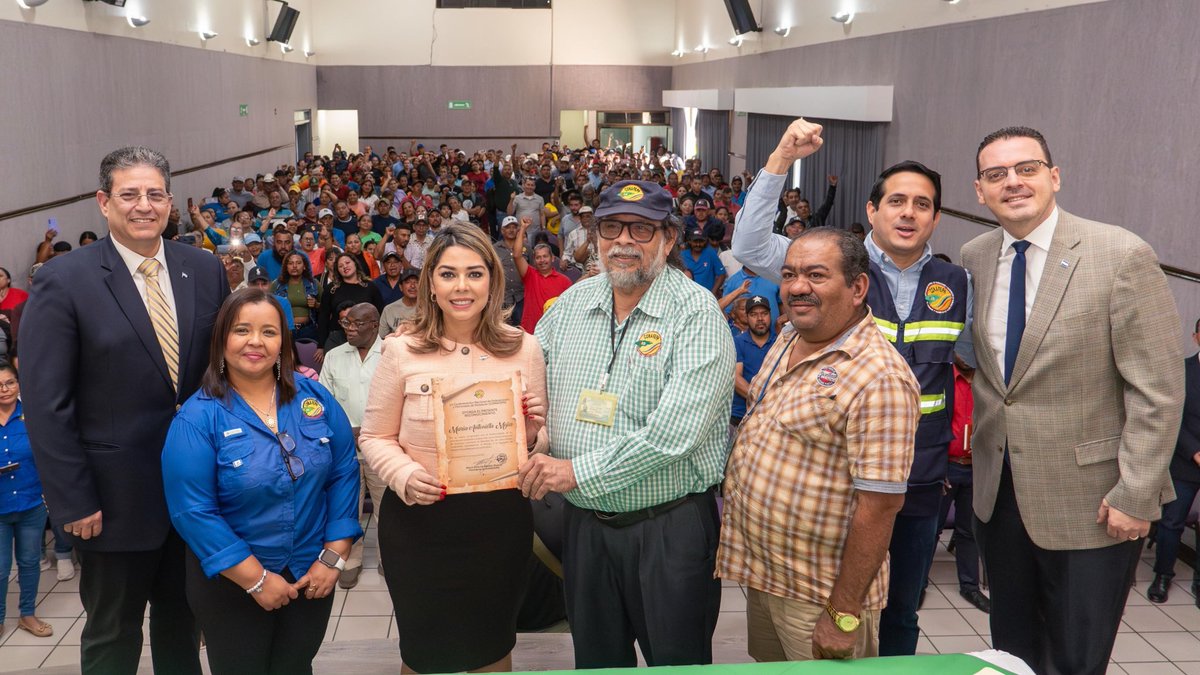 manton15's tweet photo. Buenas noches!!
Hoy tuve el honor de participar en el encuentro de la Confederación Nacional de Federaciones y Patronatos de Honduras (CONAFEPH), una organización que durante años ha trabajado con compromiso en la representación y organización de nuestras comunidades.

Ustedes son una pieza fundamental en el tejido social de Honduras. Son quienes conocen de primera mano las necesidades de los barrios, colonias y comunidades; quienes escuchan a la gente y quienes, con liderazgo y vocación de servicio, impulsan soluciones desde el territorio.

Mi respeto y admiración para cada líder comunitario que, desde su barrio o colonia, dedica tiempo y esfuerzo al bienestar de su gente.