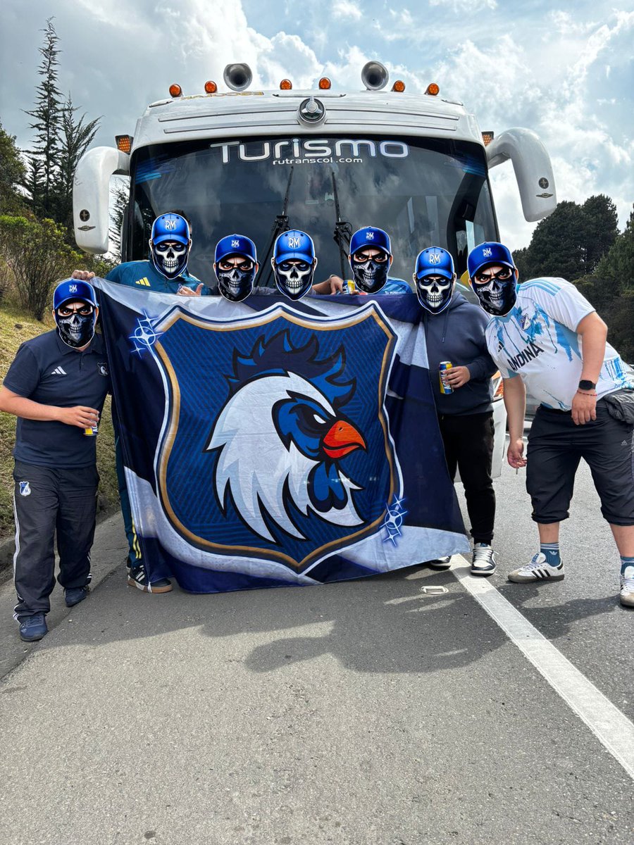 RevMillonaria's tweet photo. Viajar, alentar y estar… eso no se negocia. 💙
No se dio el resultado, pero la banda fiel y firme dijo presente en Tunja.
Que sean muchos más viajes juntos. 🚌⚽
Vamos todos juntos, vamos Millonarios.
Siempre te voy a alentar. 🔵⚪🍻 https://t.co/1tVoQXqTdN