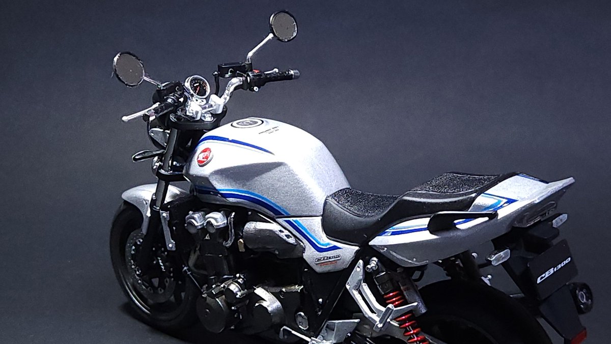 FlyingOsanyan's tweet photo. ダーク背景でシックな感じにパチリ
#バイクプラモデル
#CB1300 https://t.co/W59FLvWIDT