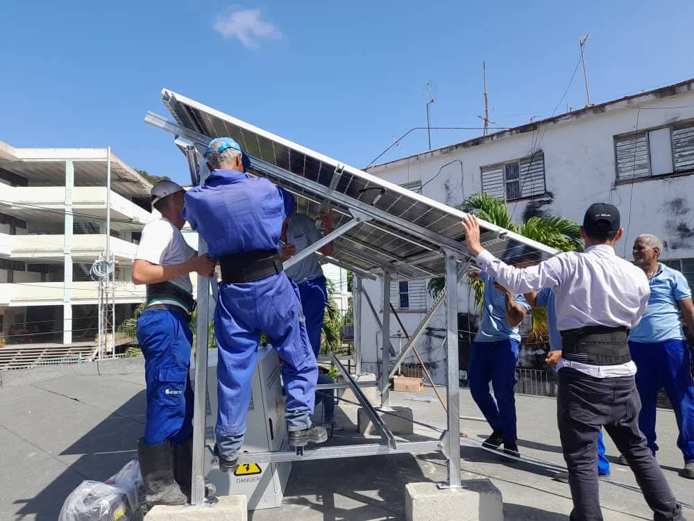 Imágenes que dicen más que mil palabras, por sí solas nos hablan de entrega, esfuerzo e incondicionalidad de  nuestros trabajadores en el montaje de Sistemas Fotovoltaicos wn Gabinetes Integrales e👌🏻

#EtecsaConCuba