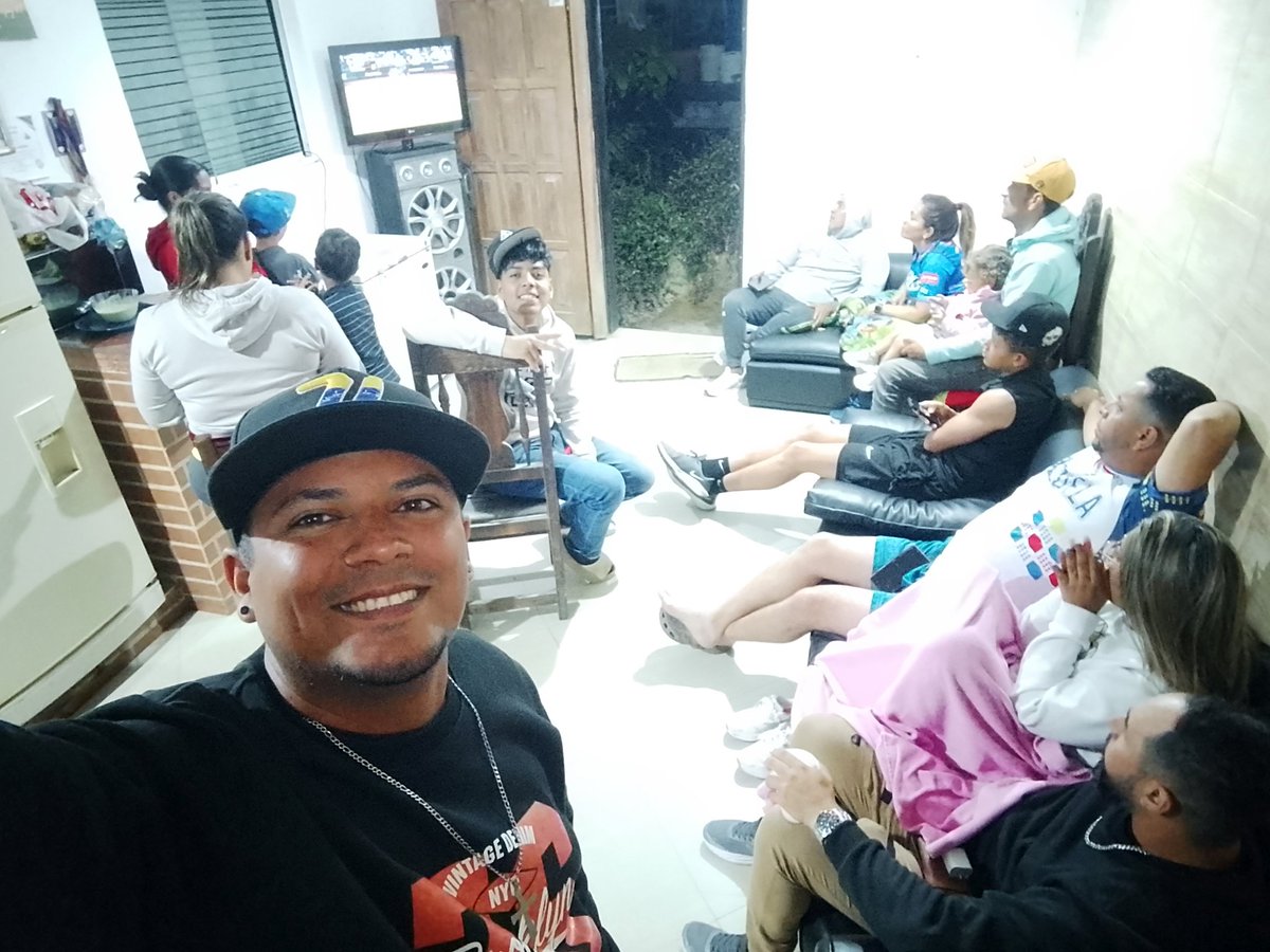 RichardBesones's tweet photo. @Canal_Televen ligando el pase a la final... Vamos Venezuela 🤟🙌 https://t.co/oyrdUpgTJn