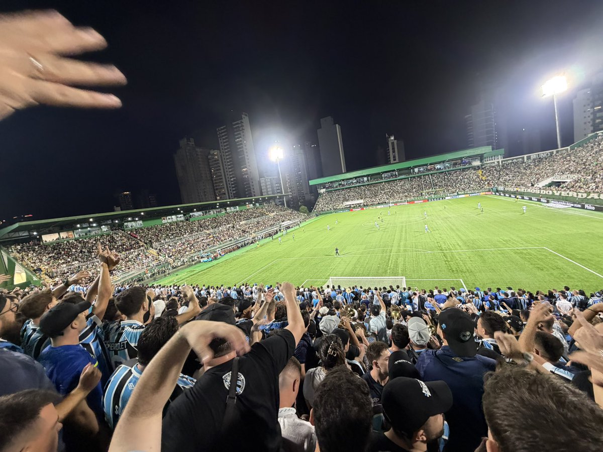 FBITricolor's tweet photo. O Grêmio não ganhou mas a torcida deu uma aula fora de campo em Chapecó.

A Chapecoense colocou ingresso caro, tentou dificultar e tentou barrar a banda.

Resultado: setor lotado, cantoria forte e banda dos Borrachos Chapecó presente.

Parabéns à toda gurizada que fez o máximo para receber todos os gremistas e criar essa baita atmosfera que vimos hoje! Sempre Grêmio!🇪🇪👏🏻