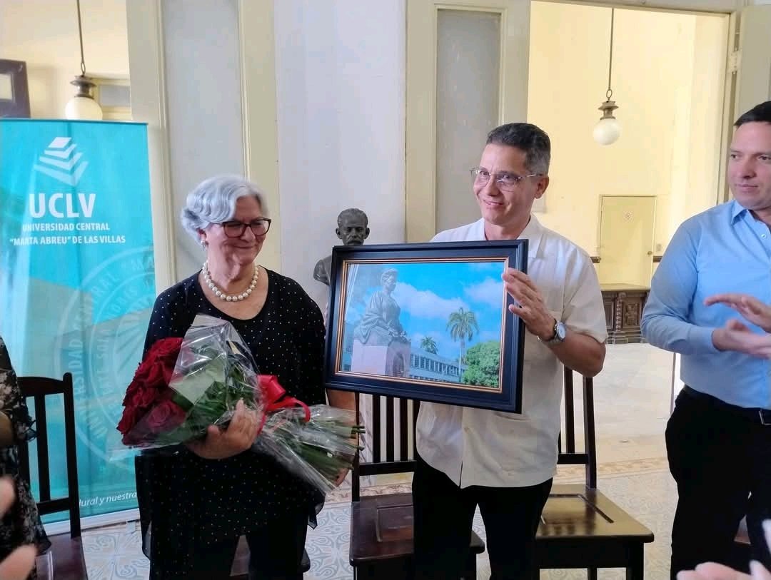 🌹Profesora Emérita de la <a href="/HumanidadesUCLV/">Humanidades UCLV</a>
La #UCLVnuestra celebra la entrega de la categoría docente especial de Prof. Emérito a nuestra Dra. C. Mayra Rodríguez Ruíz.
👏 La comunidad universitaria honra su legado y celebra este merecido reconocimiento. 
#LaExcelenciaEsNuestra