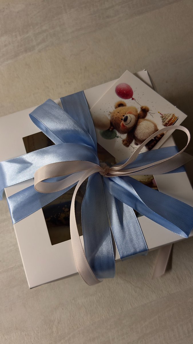lucyycrop's tweet photo. giving myself little treat for myself bc no one will smh 🙄 https://t.co/75orOphSKK