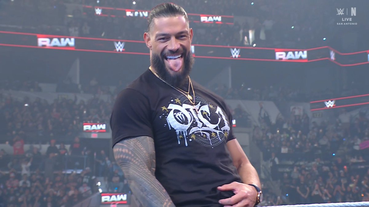 LuigiWrestling's tweet photo. Qué le pasa hoy a Roman Reigns jajassjjajdjdjdjdsj #WWERAW https://t.co/VNec977vIy