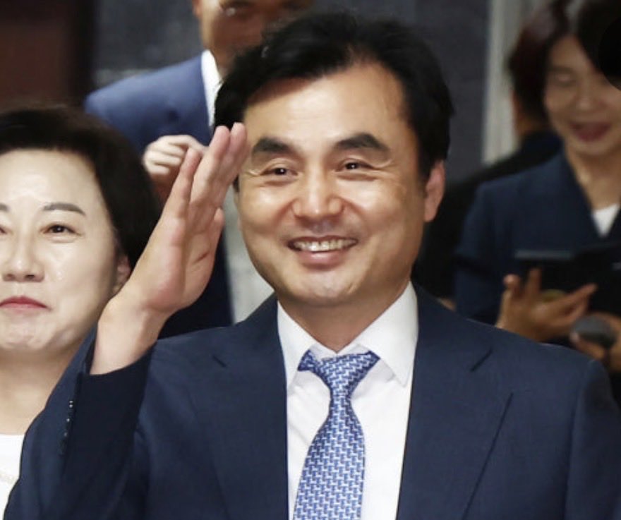 테스토스테론 영상밖으로
뿜어져 나오는 것 같네

X방위 거수경례 수준.