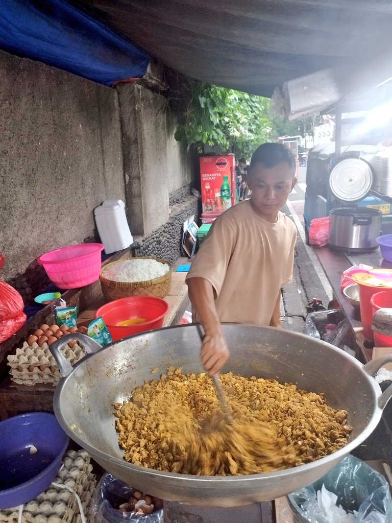 arieparikesit's tweet photo. Tentang #Nasgor
Beberapa saat lalu sempat antar team Media Kuliner Milk Street Boston, editor dan foto/videografer yang sudah melanglang buana. Nampaknya ada yg saran mereka ngeliput antara lain nasgor Obama (karena depan SDnya Obama di Menteng) dan NGK KS yang kasohor.
Kami datang ke Nasgor Obama, saat melihat porsi yg dimasak, komentarnya sudah saya bisa tebak "how can they achieve the wok hei?" Saya jelaskan ya warga Jakarta kadang tak terlalu pemilih soal begitu, murmer, cepat dan kenyang seringkali diutamakan.
Akhirnya kami mencoba, "not that bad, still edible" ya jelaslah mister, tapi tentu jejak rasa dan aroma "gosong" aka wok hei (breath of wok) yg menjadi signature rasa makanan stir-fry hasil dari permainan api besar, wajan yang prima, sentuhan yang merata ke setiap bahan isi nasgor tidak tercecap, "we should respect their choice" tentu, nasgor, seperti hidup, adalah pilihan.
Nasgor Gila Gondrong Obama
Jl Besuki sebrang SDNnya Obama
(SDN Menteng 01 Pagi)
Buka mulai jam 18.00
Menu: nasgor, nasgila
20K-35K tergantung topping
Ada topping keju cheese (ya begini tulisannya) sama Mozarella, bisa pakai pete juga
Parkir curbside lumayan banyak spacenya