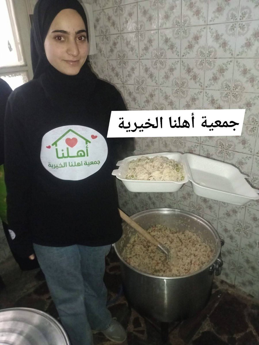 halasabelleill's tweet photo. مع اقتراب نهاية شهر رمضان المبارك،
ما زال المطبخ مستمرا ، وما زالت وجبة #افطار_صائم  تُحضَّر يوميًا بكل حب في 
#جمعية_أهلناالخيرية 
. ، يستمر العمل والتجهيز لنصل كل يوم إلى العائلات المتعففة التي تنتظر وجبة الإفطار 🤲
وفي حملة بالخير مكملين 
 لم يتوقف العطاء يومًا، لأن https://t.co/Kihq7gXpuQ