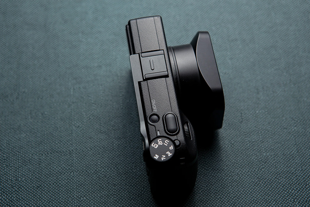 Ricoh GR IVの操作性を高めるサムレストが
新入荷しました。

ホットシューに装着することで、
親指のホールドポイントを確保し、
片手撮影時の安定感を向上させます。

詳しくはオリエンタルホビーサイトにて
oriental-hobbies.com/fs/camera/rico…

#スクエアフード #squarehood