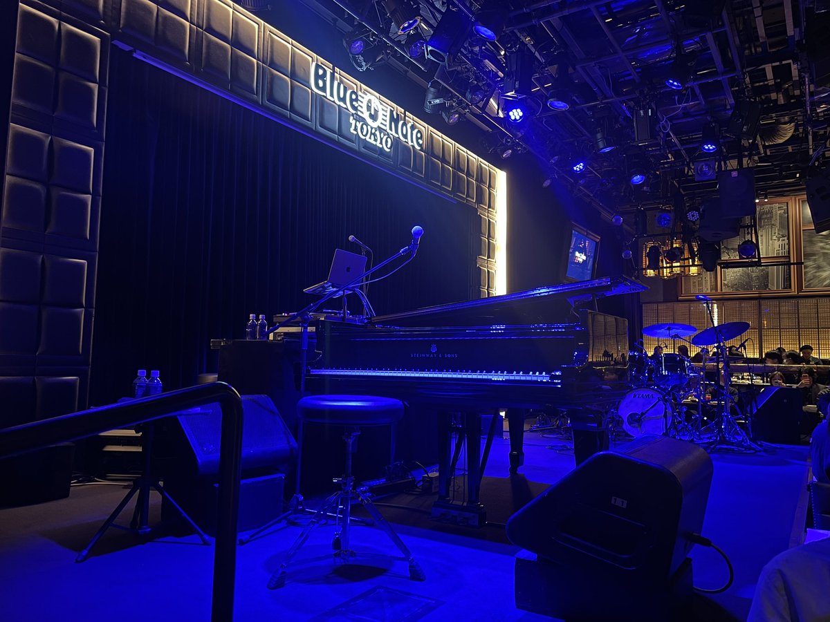 ROBERT GLASPER - PIANO TRIO
DJが居る以外はローズも使ってないようなアコースティックサウンド。DJがボーカルの切り抜きとか隙間でかけたり、前観た時より進化していた。あと毎度のことながらドラム上手い。
Robert Glasper(p)
Burniss TravisⅡ(b)
Damion Reid(ds)
Jahi Sundance(DJ)