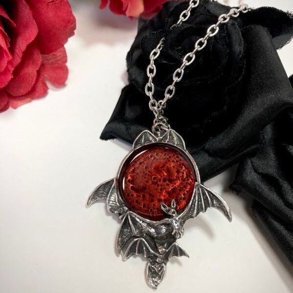Spider_Rock_Web's tweet photo. 🩸 BLOOD MOON / ネックレス【Alchemy Gothic】

赤く染まる“血の月”を背に、コウモリが舞うダークペンダント。
不吉な月食を思わせる深紅の月が、胸元に妖しい気配を落とす──。
吸血鬼の夜を思わせる、ゴシックロマンなネックレス🦇🌙

👉 https://t.co/alIfSXlA8E

#AlchemyGothic #ブラッドムーン #ゴシック #ネックレス