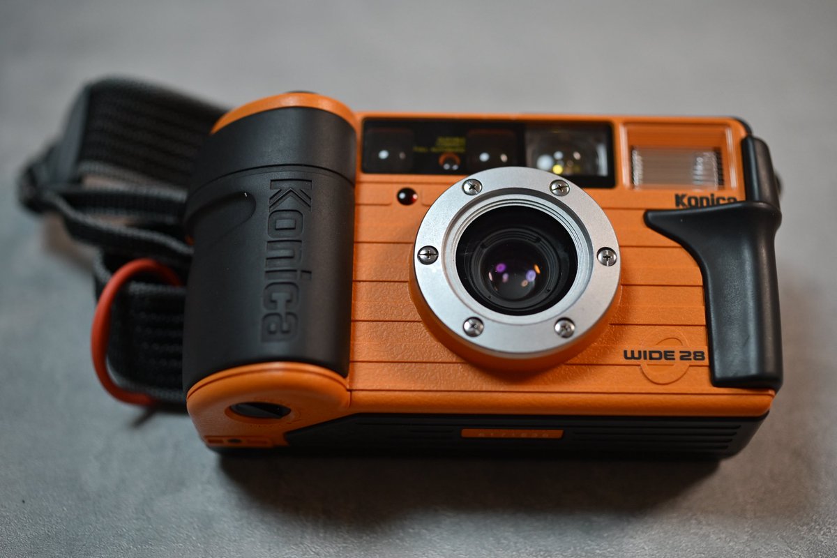 3104photograph's tweet image. #MNG❗️📸
Kokica 現場監督28
#蛇腹カメラ写真展 に来てくれたtakaさん（@takasphotocom1）に触発され後の🍻にて勢いで購入😅
28mmの画角にハマっていて、存在は知ってはいたもののポップなオレンジ色に一目惚れしました。
購入時、気になった裏蓋のツメ破損は影響ナシ😊ジャンクからデート付を移植予定