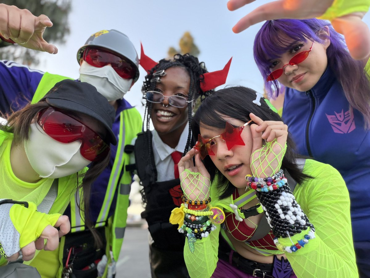 aloesprout's tweet image. tysm #tfcon the constructicons got so much luv!!! if u saw us drop picz hehehe