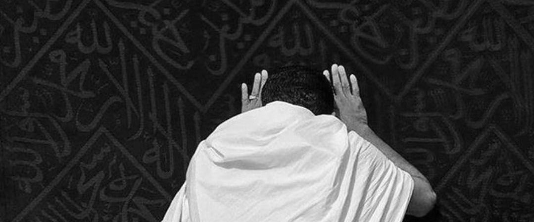 MYMUNADAM8's tweet photo. "نفرّ إليك مِنّا فاعفو عنّا
فنحن الناقصون إلى كمالك
وتخجلنا المعاصي حين ندعوا
وتطمعنا صفاتك في سؤالك 
وتخفى همهمات النفس فينا 
وتعلم انت مايخفى هنالك 
سترت عيوبنا حتى استحينا
وخاطبت العباد على جلالك"🤍 https://t.co/dURZRRoF75