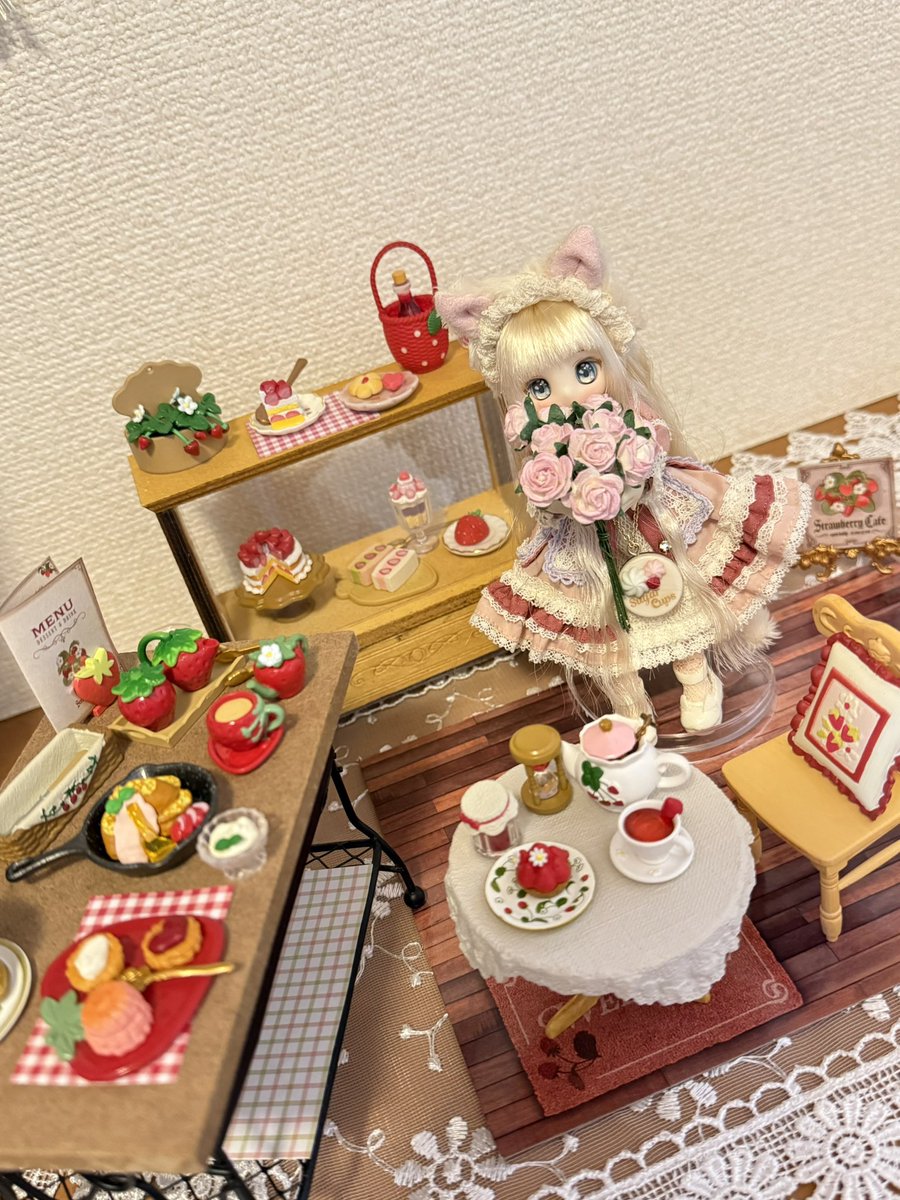 mofuko_p's tweet photo. リーメントの丘の上のカントリーいちごカフェ箱買い🍓❤️
はーーーーーーーかわいい(*´﹃｀*)

#シュガーカップス
#sugarcups
#ショコラーラ
#ドール撮影 https://t.co/Gek24B5O2i