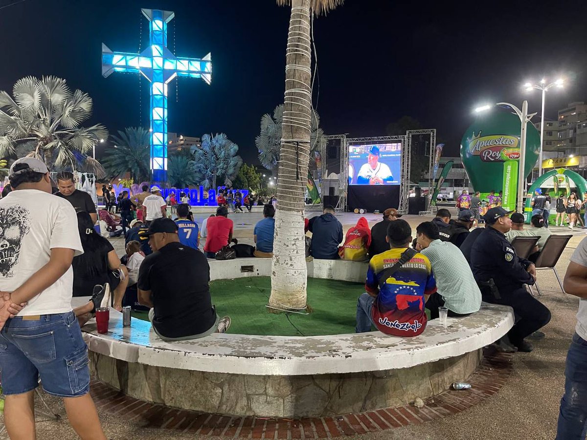 #beisbolxteleven #puertolacruz en la calle viendo el Clásico Mundial en pantalla gigante por <a href="/Canal_Televen/">Televen</a> <a href="/Teledeportes_10/">Teledeportes</a> <a href="/El_Noticiero/">El Noticiero Televen</a>