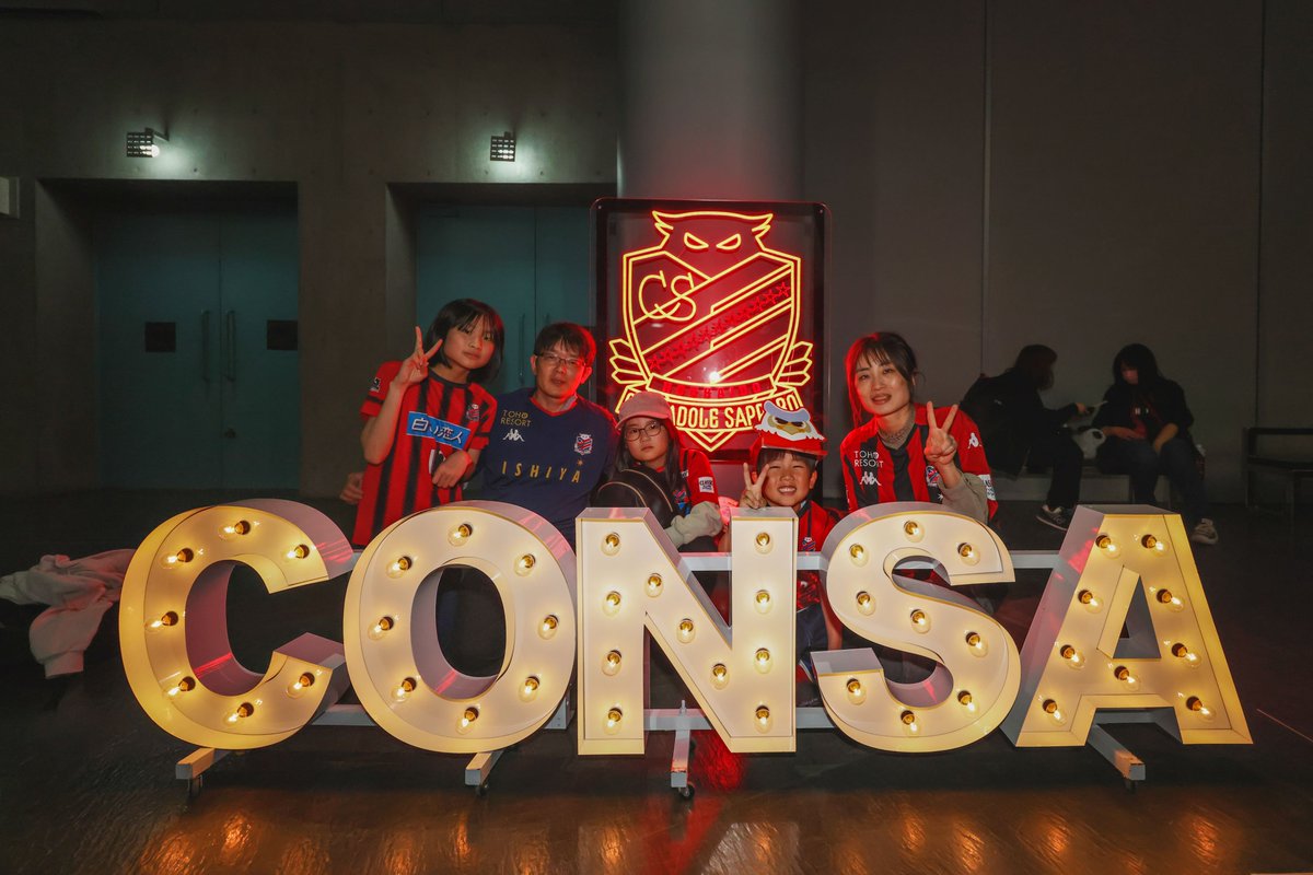 consaofficial's tweet photo. 🟥コンサドーレ広報大使キャンペーン⬛️

より多くの皆さまにコンサドーレの魅力を発信していただくことを目的に「コンサドーレ広報大使キャンペーン」を実施します❣️

試合会場や練習場、街中で見つけたコンサドーレ、グッズやご自宅での観戦風景など、皆さまの日常にある“コンサドーレ”をInstagramに投稿してください📸

素敵な投稿はクラブ公式アカウントで「いいね」や「再投稿（リポスト）」などでご紹介させていただくほか、毎月もっとも魅力的な投稿をしていただいた方を「月間コンサドーレ広報大使」として選出し、プレゼントを差し上げます🎁

たくさんのご参加をお待ちしております🙌

詳細はこちら⏬
https://t.co/YWSLI8yinF

#consadole #コンサドーレ