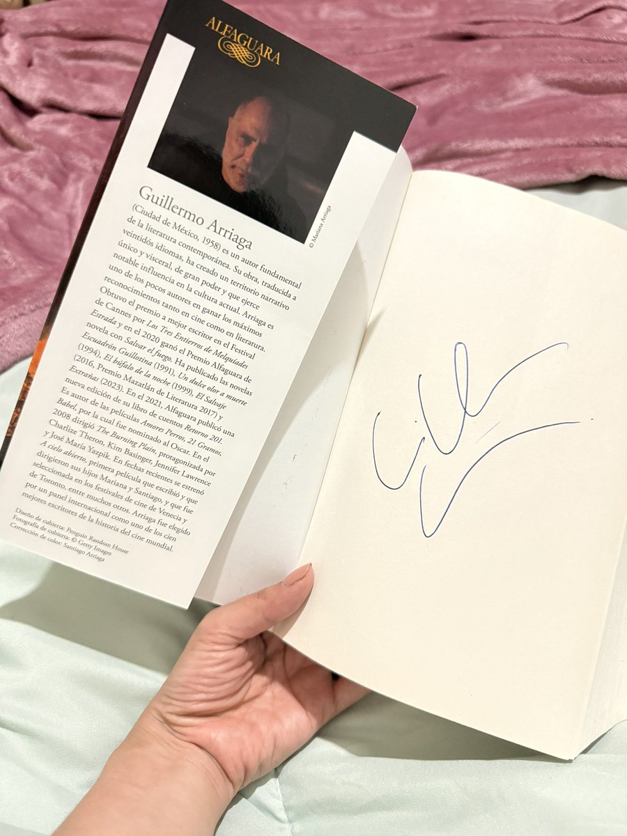 CROLIX's tweet photo. Tuve suerte y alcancé a adquirir el último ejemplar firmado por @G_Arriaga , de esos que dejó hace dos semanas en una librería en el aeropuerto de la CDMX.

¡Este es mi año! https://t.co/ArodzeL3G9
