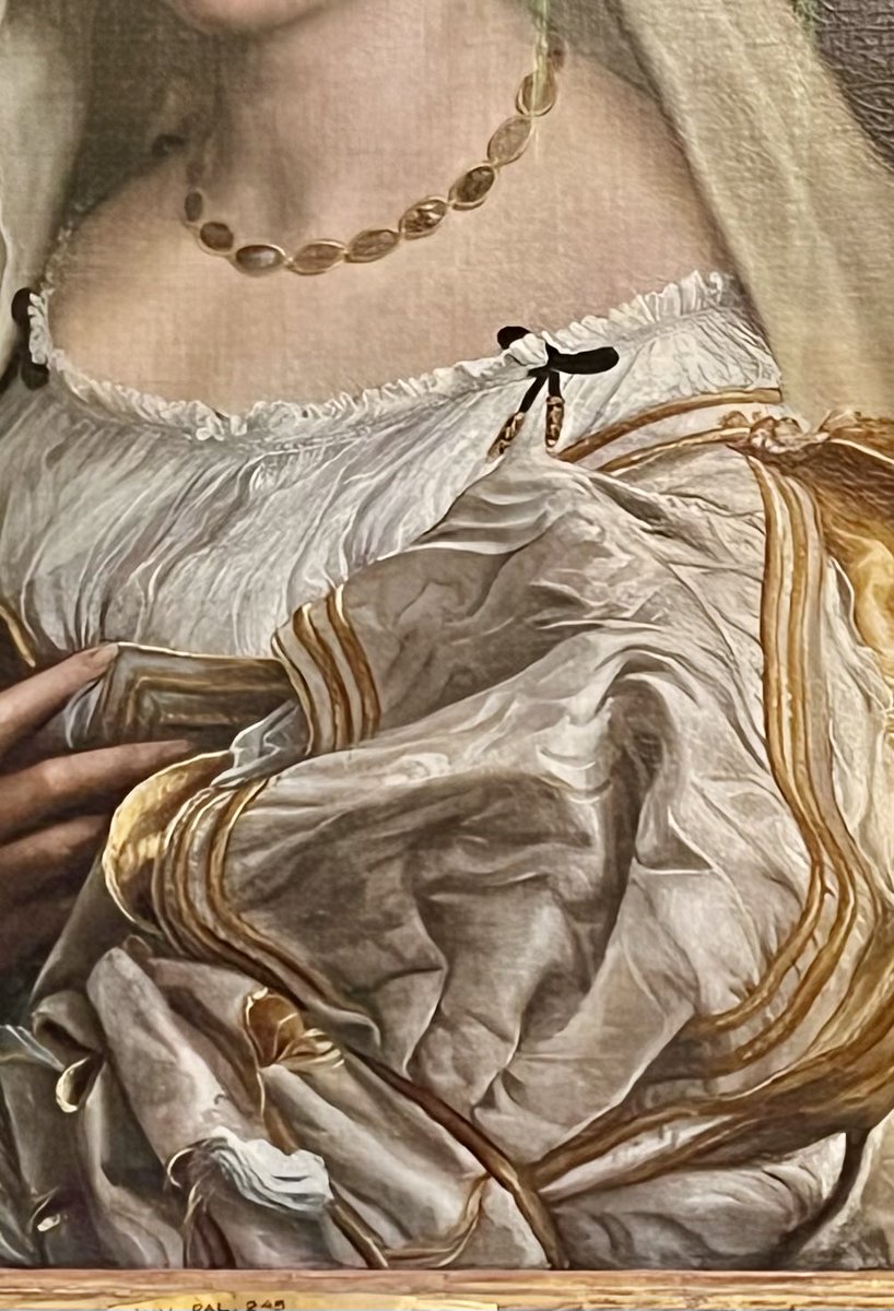 caputmundiHeidi's tweet image. Lo splendido * La donna velata* (1516) di #Raffaello e lo straordinario dettaglio del suo abito… 

Palazzo Pitti a #Firenze … 

durante una gita di un giorno da Roma.