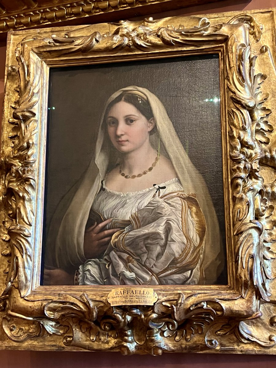 caputmundiHeidi's tweet image. Lo splendido * La donna velata* (1516) di #Raffaello e lo straordinario dettaglio del suo abito… 

Palazzo Pitti a #Firenze … 

durante una gita di un giorno da Roma.