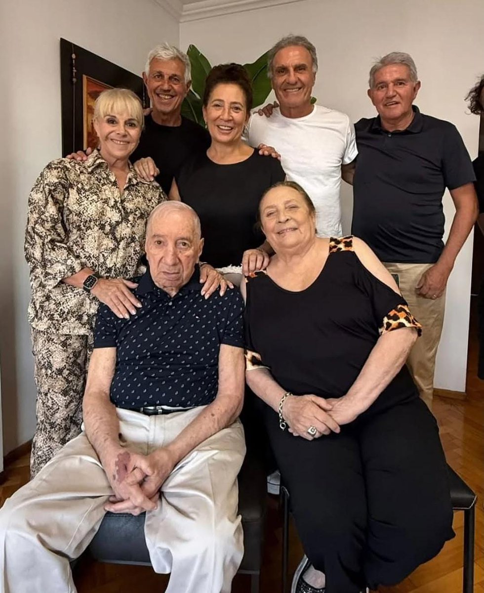 🇦🇹❤️ ¡Felices 88, Doctor!

Rodeado de sus seres queridos, Carlos Salvador Bilardo festejó un nuevo cumpleaños.