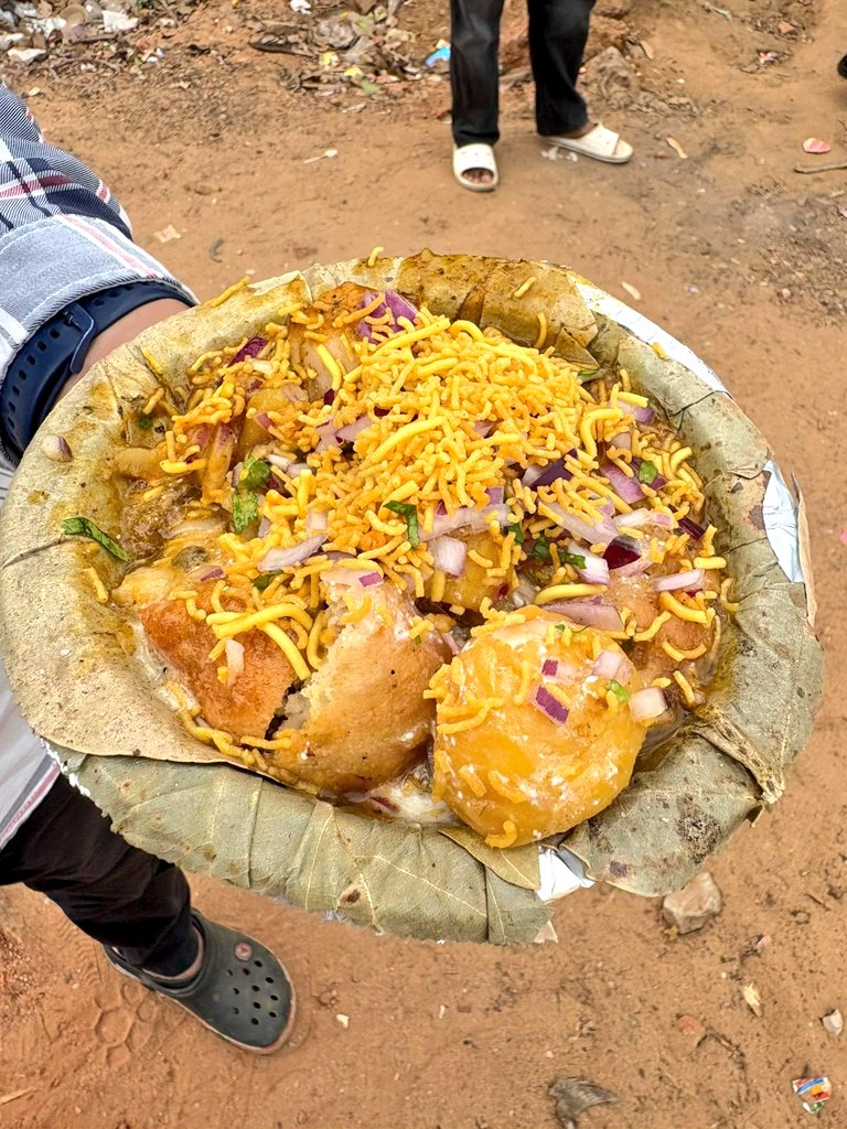 Ananth_IRAS's tweet image. After more than three years in Odisha, my daughter had the state's number 1 snack - Dahi Bada Aloo Dum - and of course, loved it! #snacks #Odisha #daughter