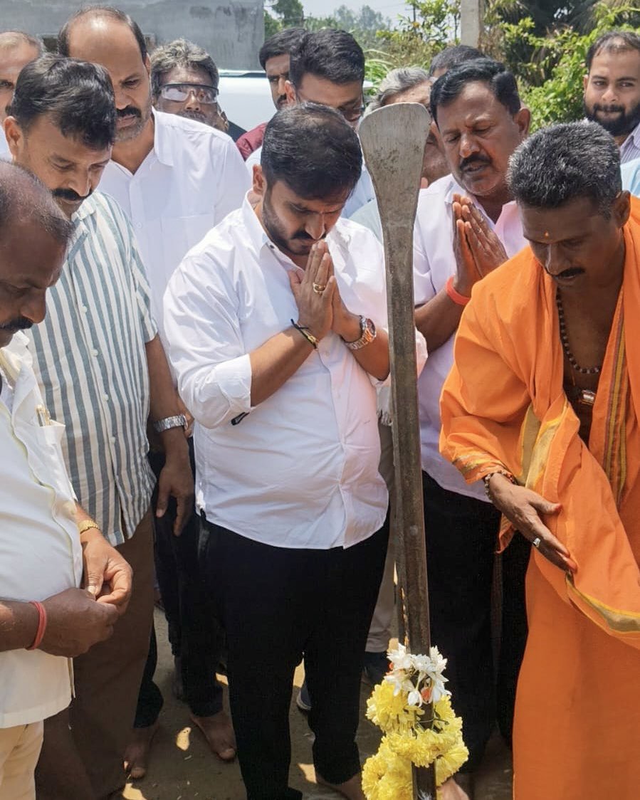 gdharishgowda's tweet image. ಡಿ ದೇವರಾಜ ಅರಸು ಅವರ ಸ್ವಗ್ರಾಮ ಅರಸು ಕಲ್ಲಹಳ್ಳಿ ಗ್ರಾಮದಲ್ಲಿ ಸುಮಾರು ₹2 ಕೋಟಿ ವೆಚ್ಚದ ರಸ್ತೆ ಕಾಮಗಾರಿಗೆ ಭೂಮಿ ಪೂಜೆ ನೆರವೇರಿಸಿದ ಕ್ಷಣಗಳು.
ಲೋಕೋಪಯೋಗಿ  ಅಧಿಕಾರಿಗಳು, ಇಂಜಿನಿಯರ್‌ಗಳು ಮತ್ತಿತರರ ಉಪಸ್ಥಿತಿಯಿತ್ತು.
#GDHarishGowda #Hunsur #RoadDevelopment #ಗ್ರಾಮೀಣಅಭಿವೃದ್ಧಿ