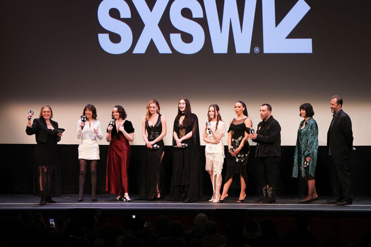 VicPedrettiBR's tweet image. Fadas! Mais das meninas na premiere de "Forbidden Fruits" durante a #SXSW.
