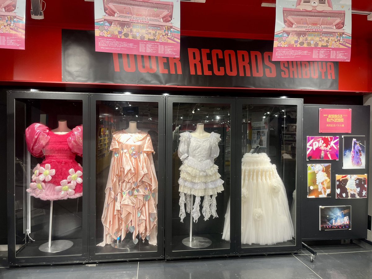 koresawa_STAFF's tweet photo. #コレサワ 

Blu-ray『コレサワ LIVE TOUR 2025 あたしを選んだ君と行く武道館』発売記念❣️

˗ˏˋ❤️衣装展&amp;パネル展 開催中❤️ˎˊ˗

タワーレコード渋谷店ではサインもしてきたので、探してみてください🧸💕　

抽選でパネルのプレゼントも！

パネル展開催店舗•詳細はこちら👇
https://t.co/ue9Op4W67X https://t.co/lV8EjYUAPX