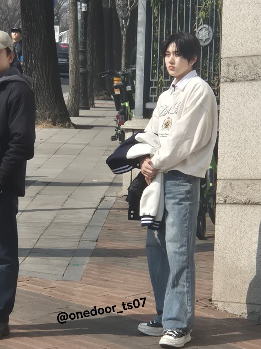 Kai is seen filming for Jeongwaja at Sookmyung Women's University in Media department with KickFlip's Gyehoon today!! 🥹🤍