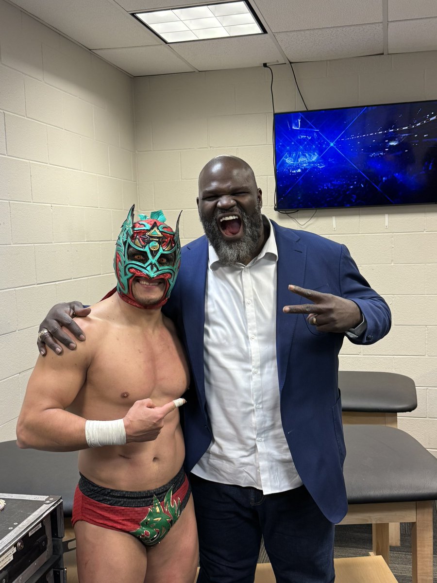 Mark Henry tweet media