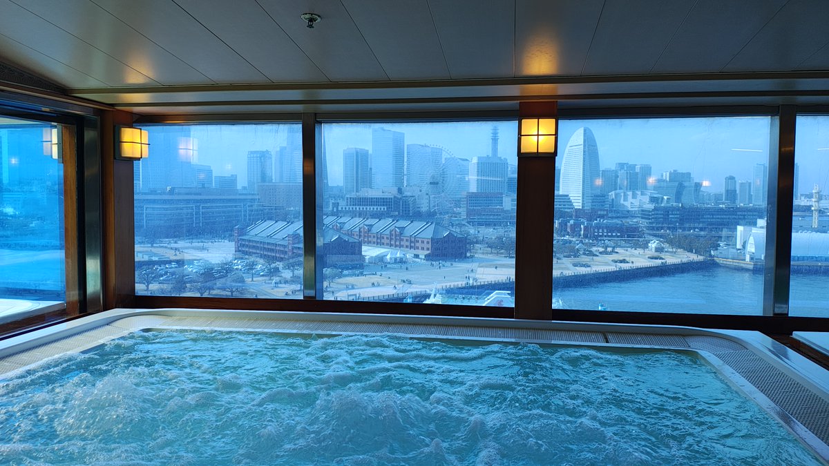 Win7JP's tweet photo. ダイヤモンド・プリンセスの「泉の湯」

窓の向こうには横浜の赤レンガ倉庫やみなとみらい

この街並みが絵画みたいに広がる景色は何度見ても贅沢
屋外エリアで海風を感じてると、船の上にいることを改めて実感

動き出すたびに新しくなる空と海を待ちわびる

これこそクルーズの醍醐味🚢✨

#横浜 https://t.co/dv09K0zyeq