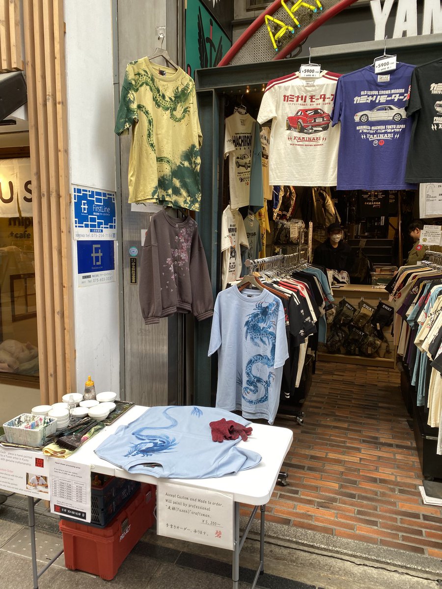 kyoto_ao's tweet image. 今日も
コレクションショップ
やまもと新京極店で
描きます！
たくさん見ていただけ、
お声がけいただき、
恐悦至極でございます(°▽°)

僕のいる場所
前はロンドン焼き屋様
横はブタカフェさんです！

map.yahoo.co.jp/v3/place/SVC5-…

#handpainted