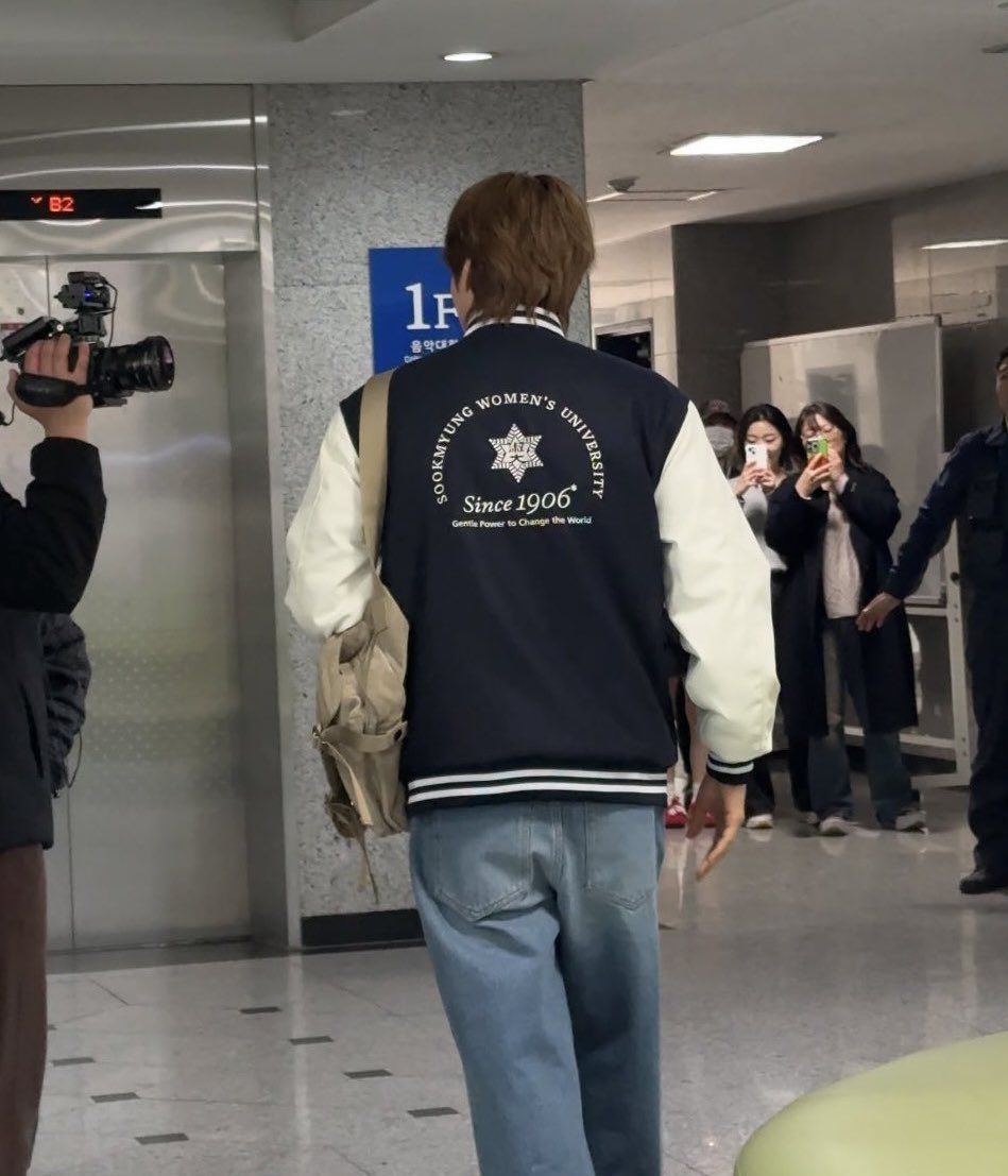 kaidiction's tweet photo. and of course people leave their classes and line up to see KAI https://t.co/98b248KdtT