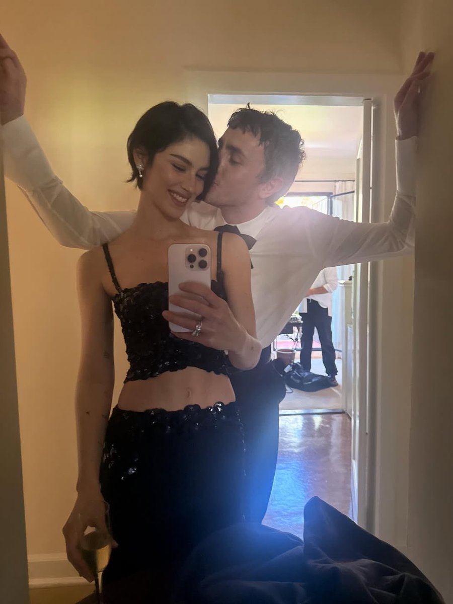 PopBase's tweet photo. Gracie Abrams and Paul Mescal in new photo. https://t.co/7tVqfkDzSk