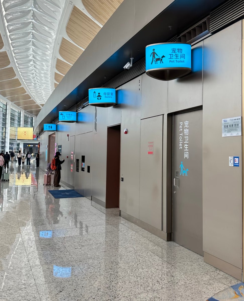 MetaGuangdong's tweet image. 🐾 Traveling with pets just got easier! Guangzhou Baiyun Airport now features a dedicated pet restroom equipped with artificial grass and cleaning stations. A win for pet-friendly travel! 🐶🐱

#Guangzhou #BaiyunAirport #PetFriendly #TravelTips #Innovation