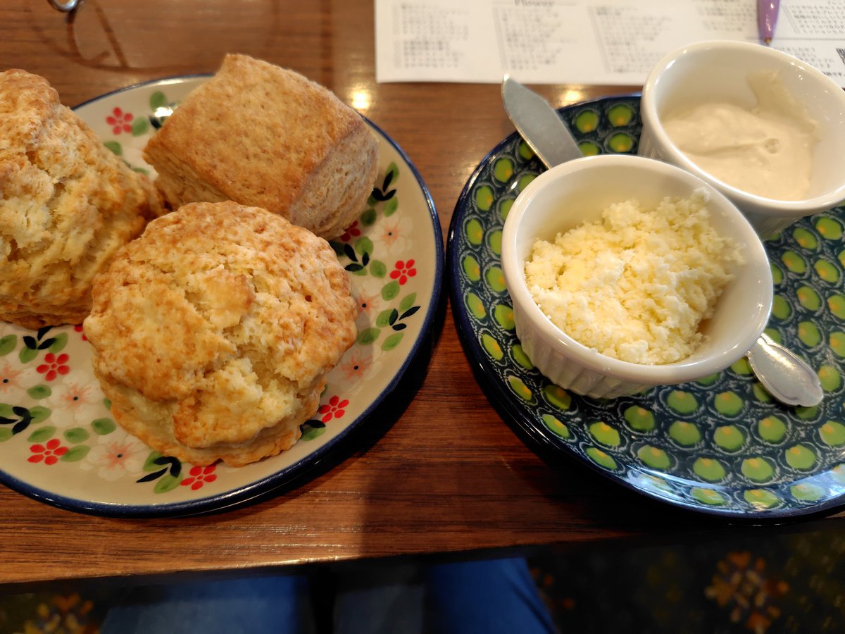 10kyugi's tweet photo. 東京ムレナスティーで、ティーフリー＋スコーン３個でお茶。スコーン食べ放題はさすがにもう無理です。 https://t.co/7dba5Hr2FW