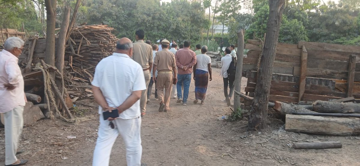 एक अति वरिष्ठ पूर्व सैनिक जिनकी आयु लगभग 74 साल है,दोनों घुटने खराब हैं बावजूद इसके एक भू माफिया जिसने विगत कई वर्षों से इनके करोड़ों के जमीन को कब्जा कर रखा था,के खिलाफ अपनी लड़ाई अनवरत लड़ते रहे और आखिरकार कल उनको जीत मिली!धन्यवाद जिला प्रशासन!