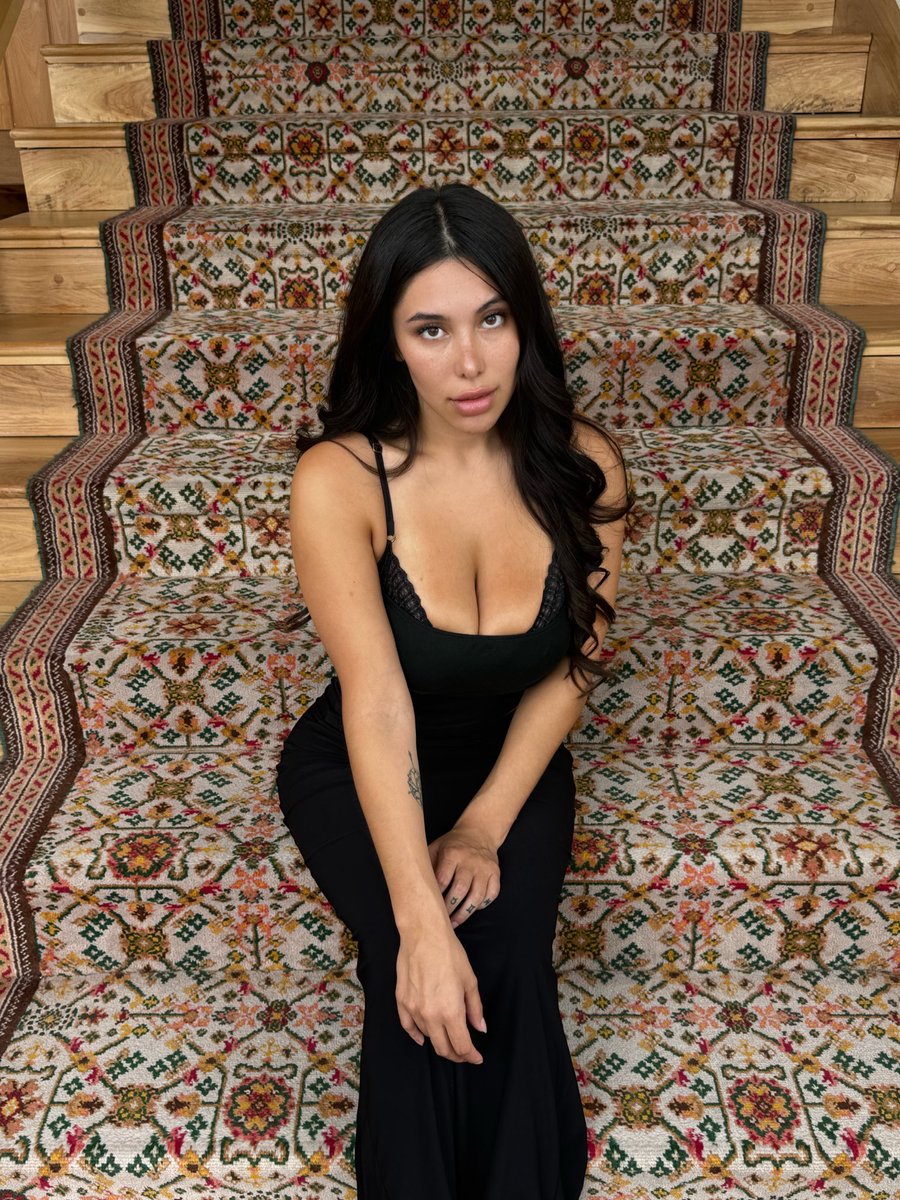 milicaramel's tweet photo. Is it worng to send this pics to my married work friend asking for opinion? https://t.co/m365grylvo