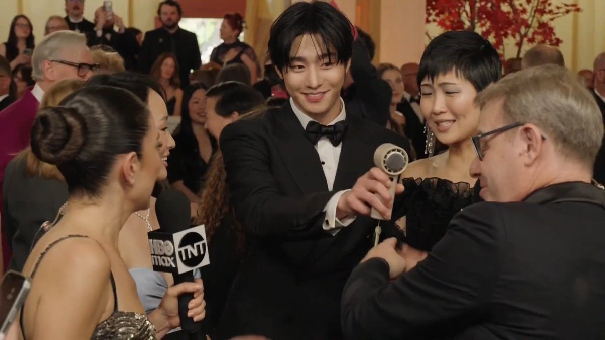 kikiileth's tweet photo. I still can't get over hyoseop at the oscars cooling everyone down with his mini fan, he's so cuteeesdjskksnm https://t.co/ysUM1Q72kq