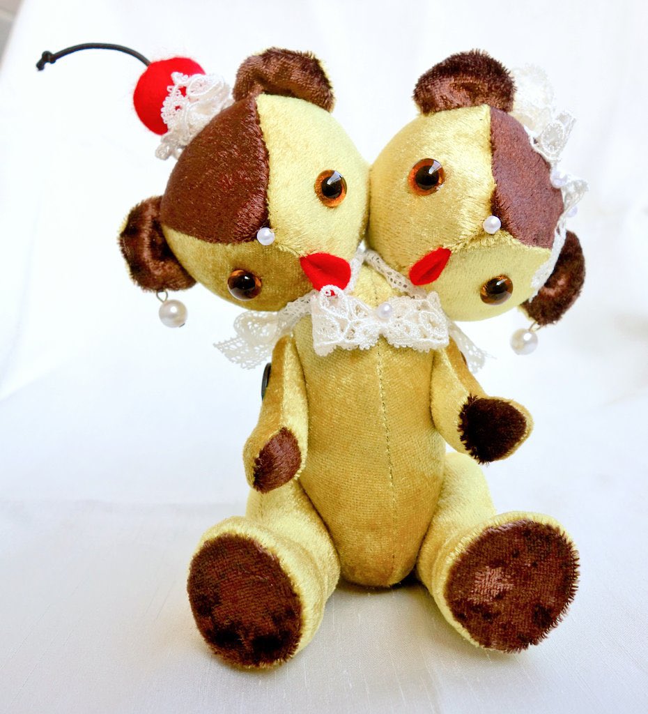 Caviar_dolls_'s tweet image. #みんなでシェア企画展
　
ちょっぴりダークでノスタルジックかわいいぬいぐるみをつくってます🐇🎀
よかったらフォローしてね🐰

お知らせ🐻📢
4/5（日）ゴスロリマーケットに出展します🐰🐰
ぜひお越しくださいませ🐰❣️

#ゴスロリマーケット #GLM #GLM14

♥special thanks♥ 
@Lupopo_cafe