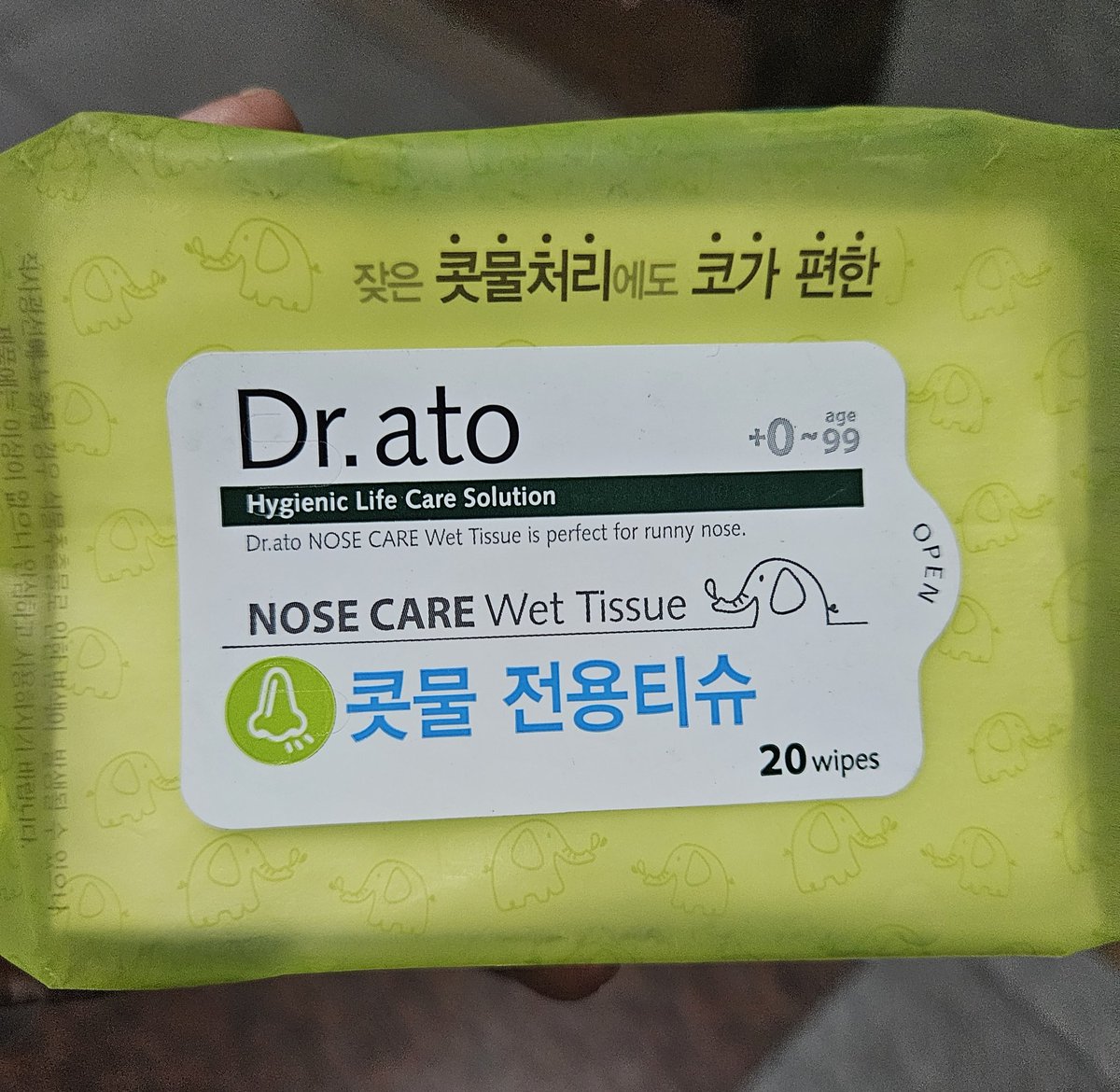 환절기로 항상 이시기에 너무 울고싶은 비염환자분들에게 추천해드립니다 코편한티슈도 좋지만 그건 경증에 해당하는 경우고 중증엔 이게 최고입니다 정말 훌륭한 도움이 되는 콧물 전용티슈입니다 인터넷이 훨씬 쌉니다 코 안 헐고 기침 재채기에도 좋고 콧물이 잘 나옵니다 [닥터아토 콧물전용티슈]