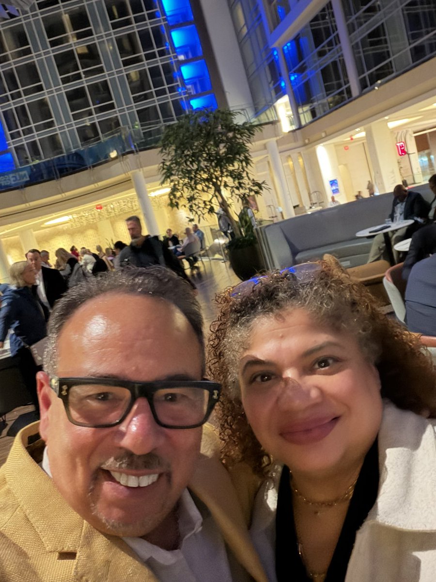 EspadaMickey's tweet photo. Tonight I make stop in DC and get the chance to say hi to great friends from the NLC.  Tomorrow morning  in my way to Peru. https://t.co/un71ofolrL