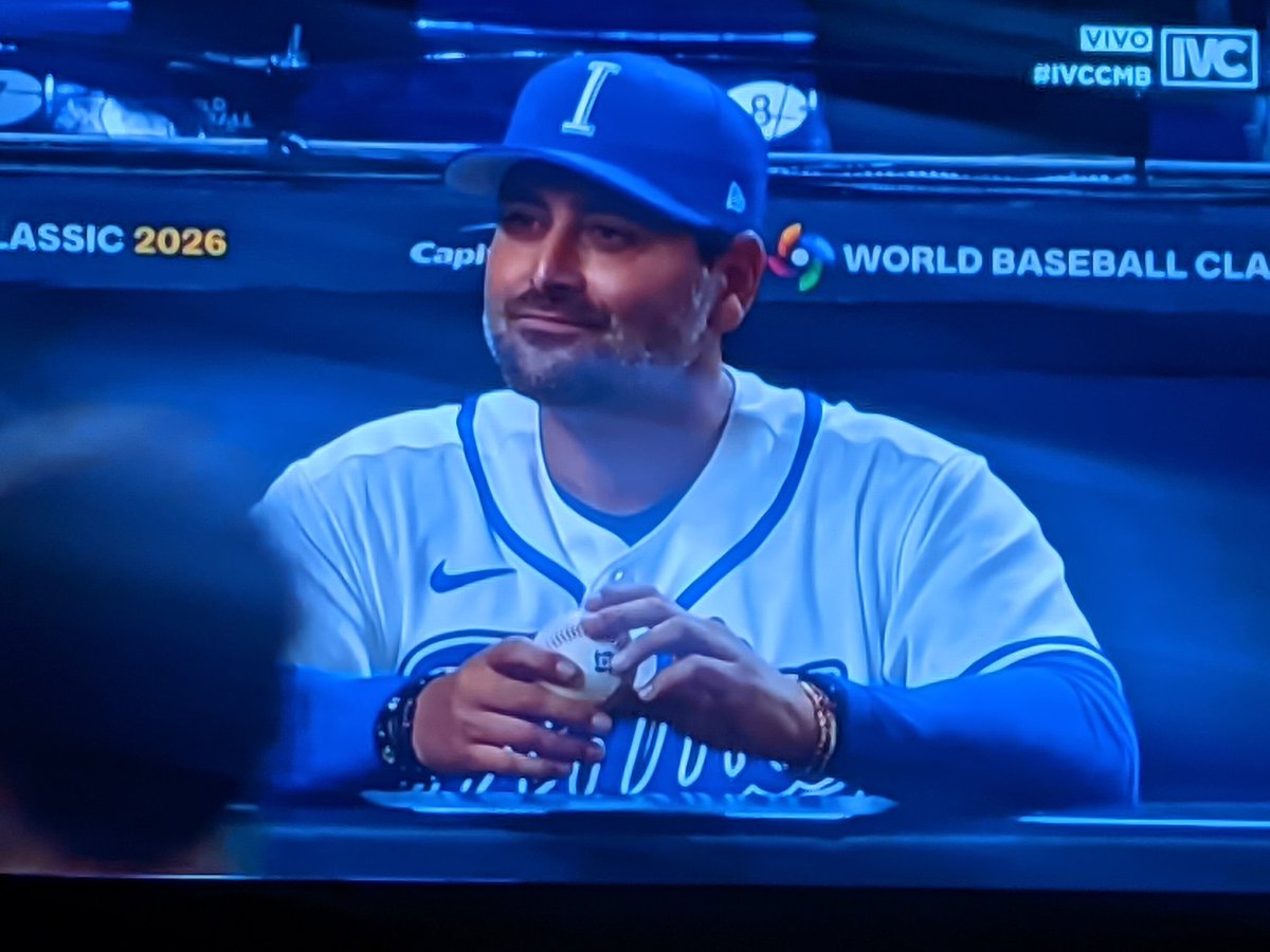 La cara de Francisco Cervelli de querer celebrar pero se acordó que es el DT de Italia 🤣