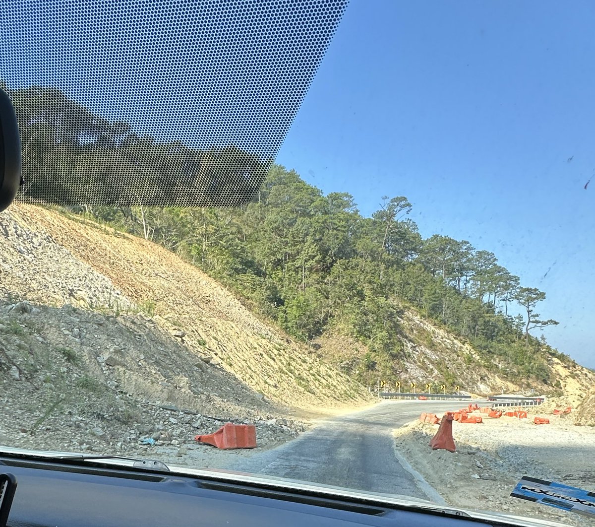 KatyMSL's tweet photo. Pagas dos casetas de $245 hacia #Puertoescondido  y la autopista, en un tramo, está pésima, hay derrumbes desde hace un año que dejan un carril habilitado y un tramo de terracería porque el derrumbe abarca 2 carriles de la autopista. Lástima #Oaxaca tan bonito, gobernado por un… https://t.co/9beBtimpt1