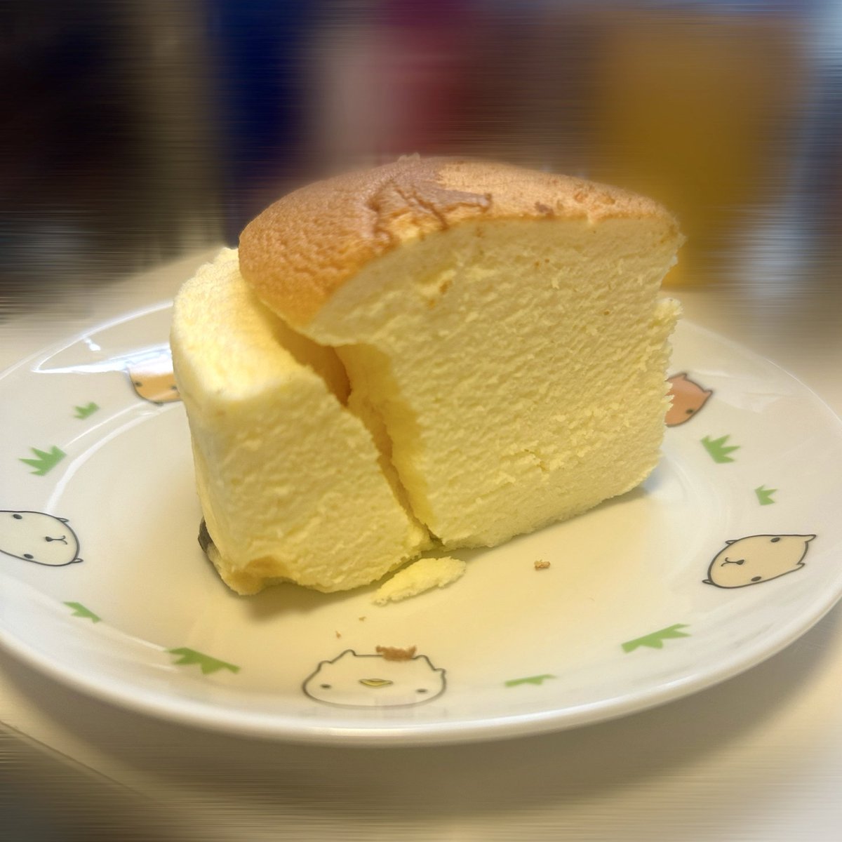 ATL_gundan's tweet photo. 「温め続けたら無限に膨らむんじゃね？」と思って
レンチンし続けたら普通に割れました🫤

記載時間は守ろう^_^

#りくろー #チーズケーキ https://t.co/PS4f5qn5kH