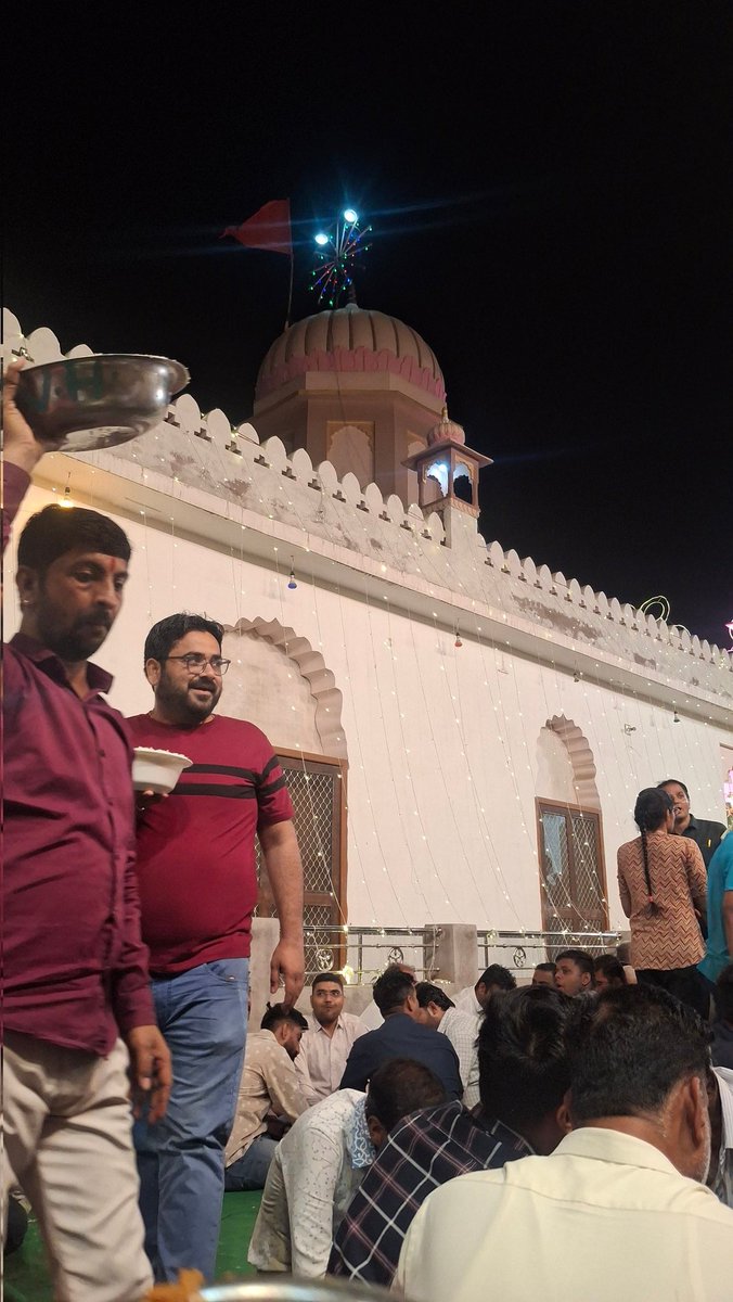 UpadhyayTolaram's tweet photo. #Bharat 

भगवान सबको देता है। खाओ और खिलाओ। https://t.co/HYCI9aZigf